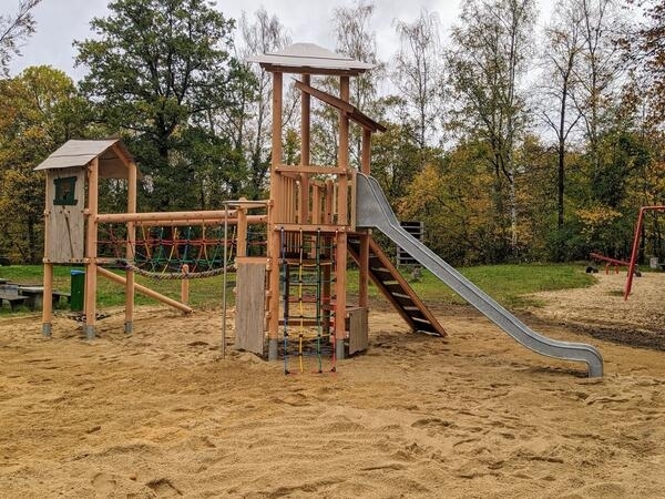 Bild vergrößern: Das neue Klettergerst auf dem Waldspielplatz
