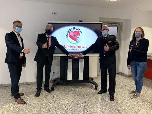 Bild vergrößern: Kreis-Ordnungsdezernent Nils Hanheide, Landrat Thomas Hendele, Dr. Arne Kster (rztlicher Leiter Rettungsdienst), Heike Rohde (Projektbeauftragte)