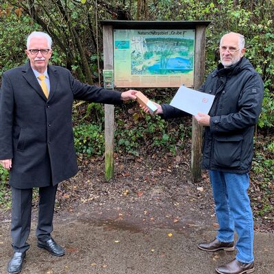 Bild vergrößern: Landrat Thomas Hendele berreicht die Auszeichnung stellvertretend an Sven Kbler von der Arbeitsgemeinschaft Natur und Umwelt