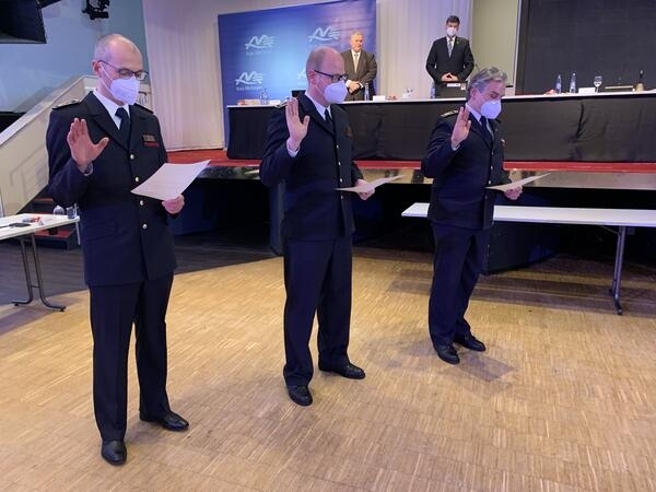 Bild vergrößern: Ren Schubert, Mirko Braunheim und Torsten Schams leisten den Amtseid