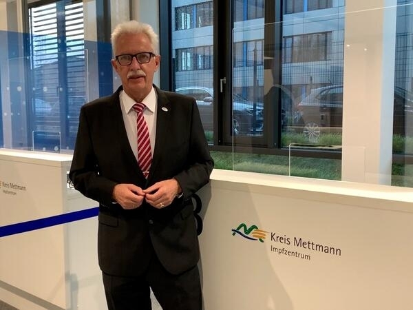 Bild vergrößern: Landrat Thomas Hendele im Impfzentrum