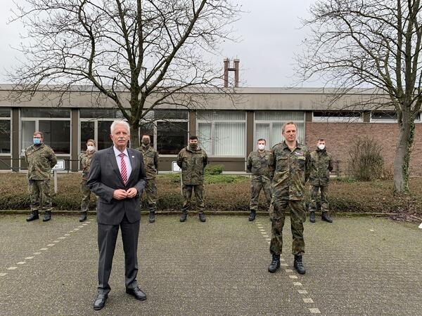 Bild vergrößern: Landrat Thomas Hendele und Hauptmann Carsten Jrgens