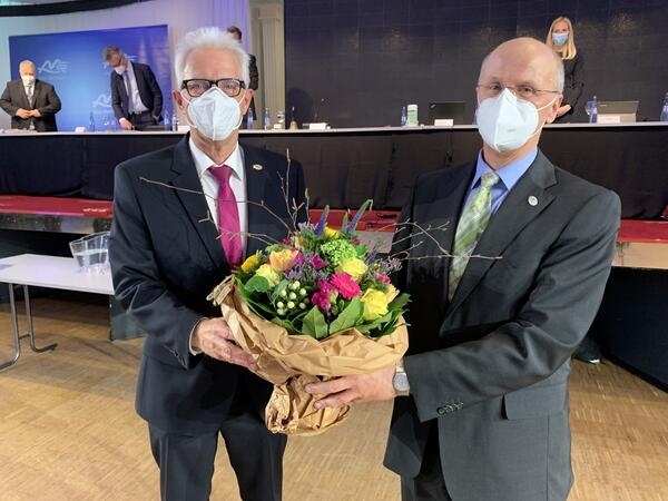 Bild vergrößern: Landrat Thomas Hendele verabschiedet Dr. Rudolf Lange im Kreistag
