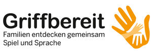 Bild vergrößern: Logo: "Griffbereit - Familien entdecken gemeinsam Spiel und Sprache - Hände greifen ineinander".