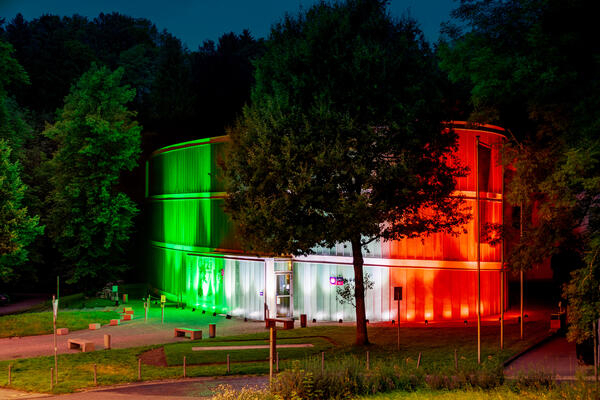 Bild vergrößern: Das illuminierte Museum in den Landesfarben