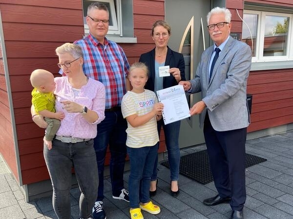 Bild vergrößern: Landrat Hendele bergibt die Auszeichnung