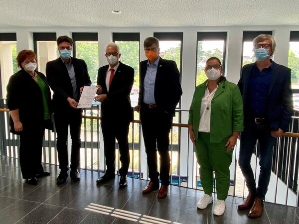 Bild vergrößern: Berichtsbergabe im Schulamt des Kreises