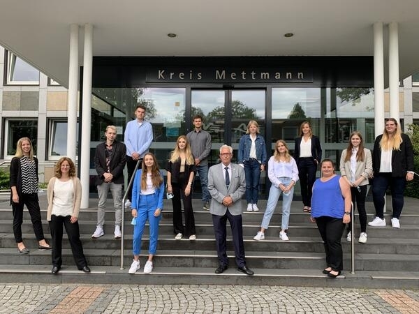 Bild vergrößern: Der Landrat begrt die aktuellen Auszubildenden