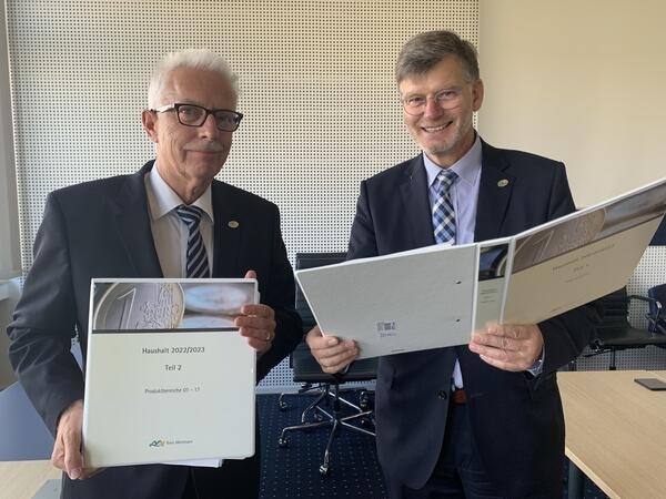 Bild vergrößern: Landrat Thomas Hendele und Kreiskmmerer Martin M. Richter
