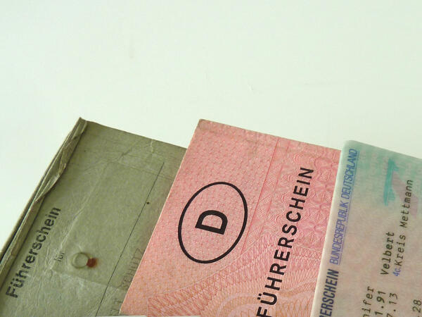 Bild vergrößern: Ein grner und ein roter Fhrerschein und ein neuer Fhrerschein liegen aufeinander.