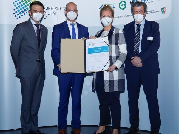 Bild vergrößern: (v.l.) VRR-Vorstand Jos Luis Castrillo, Dr. Stephan Kopp, Verkehrsministerin Ina Brandes, Michael Zyweck vom Zukunftsnetztwerk Mobilitt NRW