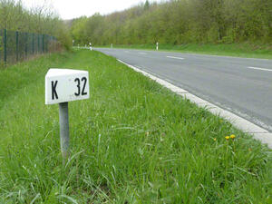 Bild vergrößern: Stationszeichen mit der Kennzeichnung:" 'K 32" an einer Kreisstraße.