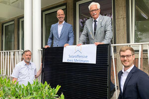 Bild vergrößern: Eine Stecker-PV-Anlage wird präsentiert von Landrat Thomas Hendele, Umweltdezernent Dr. Stephan Kopp und den Klimaschutzmanagern Dr. Herrmann-Josef Waldapfel und Dr. Sebastian Kock.