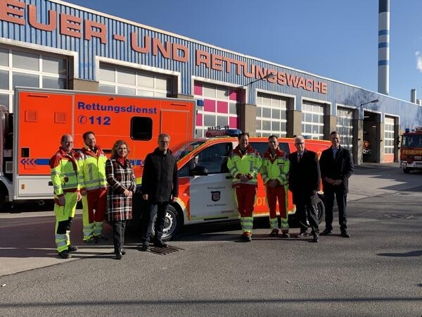 Bürgermeister Christoph Schultz (1. v. r.) und Landrat Thomas Hendele (2. v. r) freuen sich gemeinsam mit den Teams des EVK und der Feuer- und Rettungswache über die Indienststellung des neuen Notarzteinsatzfahrzeuges