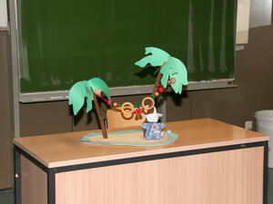 Bild vergrößern: Palmeninsel mit Babyspielzeug auf Lehrerpult.