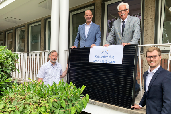 Bild vergrößern: Dr. Hermann-Josef Waldapfel (Klimaschutz-Koordinator), Dr. Stephan Kopp (Technischer Dezernent), Landrat Thomas Hendele und Dr. Sebastian Kock (Klimaschutzmanager) zeigen eine Stecker-PV-Anlage