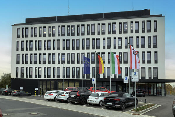 Bild vergrößern: Verwaltungsgebäude 8