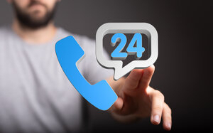 Bild vergrößern: Ein Mann tippt auf eine grafische 24, die in einer Sprechblase aus einem Telefonhörer kommt.