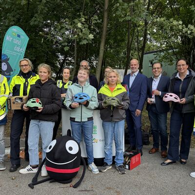 Bild vergrößern: Bojan Smigoc (Kreisverkehrswacht), Jessica Werner und Anja Stropp (Polizei), Schulleiter Christoph Jakubowski, Claudia Feller, Dr. Stephan Kopp und Sascha Becker (Kreis Mettmann), Britta Sieper (Puky), Tanja Smigoc (Kreisverkehrswacht) und drei Schüler