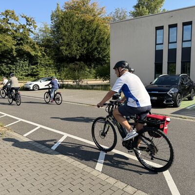 Bild vergrößern: Radfahrer fahren auf dem Parkplatz der Kreisverwaltung
