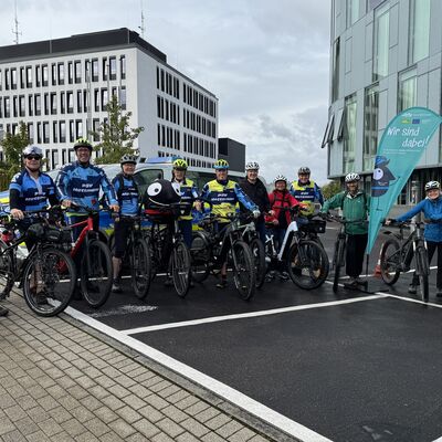 Bild vergrößern: Die Teilnehmenden der Radtour zu Beginn vor dem Polizeigebäude