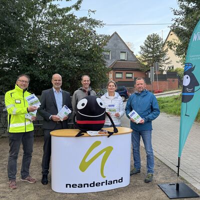 Bild vergrößern: Auf dem Foto (v. l.): Michael Krahl (Stadt Heiligenhaus), Dr. Stephan Kopp (Dezernent, Kreis Mettmann), Marcel Beckmann und Claudia Feller (Stabsstelle Mobilität, Kreis Mettmann) und Andreas Sauerwein (Technischer Beigeordneter, Stadt Heiligenhaus)