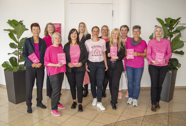 Bild vergrößern: Gruppenfoto der Gleichstellungsbeauftragten des Kreises und der 10 kreisangehörigen Städte in pinker Kleidung.