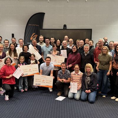 Bild vergrößern: Gruppe von Menschen mit Urkunden und Schecks bei der Preisverleihung des Neanderland Cups 2025.