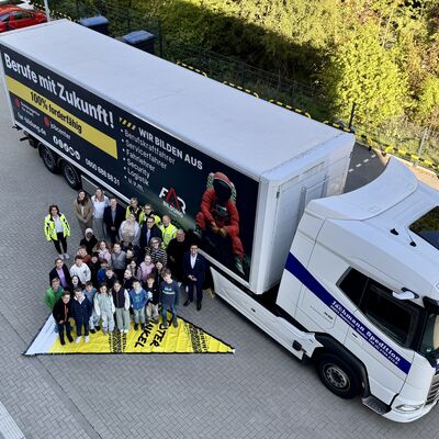 Bild vergr&ouml;&szlig;ern: Alle Kinder der 4b von der Gruitener Gemeinschaftsgrundschule stehen im Toten Winkel und k&ouml;nnen vom Lkw-Fahrer nicht gesehen werden.