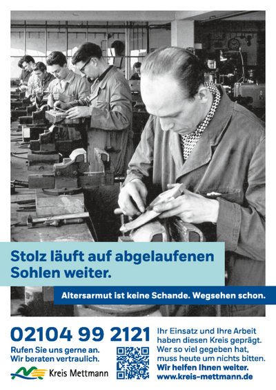 Bild vergr&ouml;&szlig;ern: Plakat gegen Altersarmut. Altes Schwarzwei&szlig;-Foto einer kleinen Fabrikhalle in der M&auml;nner an einer langen Werkbank Schuhe fertigen. Dar&uuml;ber der Spruch: Stolz l&auml;uft auf abgelaufenen Sohlen weiter. Altersarmut ist keine Schande. Wegsehen schon.
