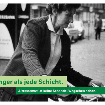 Bild vergr&ouml;&szlig;ern: Plakat gegen Altersarmut. Altes Schwarzwei&szlig;-Foto einer Zeitungsbotin. Dar&uuml;ber der Spruch: Stolz h&auml;lt l&auml;nger als jede Schicht. Altersarmut ist keine Schande. Wegsehen schon.