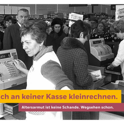 Bild vergr&ouml;&szlig;ern: Plakat gegen Altersarmut. Altes Schwarzwei&szlig;-Foto einer Kassiererin im Supermarkt. An der Kasse steht eine Schlange von Kunden. Dar&uuml;ber der Spruch: Stolz l&auml;sst sich an keiner Kasse kleinrechnen. Altersarmut ist keine Schande. Wegsehen schon.
