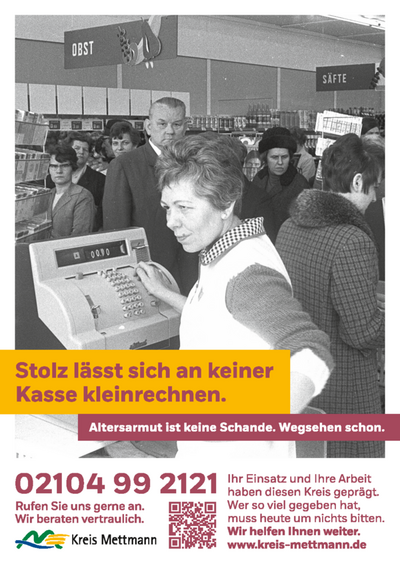 Bild vergr&ouml;&szlig;ern: Plakat gegen Altersarmut. Altes Schwarzwei&szlig;-Foto einer Kassiererin im Supermarkt. An der Kasse steht eine Schlange von Kunden. Dar&uuml;ber der Spruch: Stolz l&auml;sst sich an keiner Kasse kleinrechnen. Altersarmut ist keine Schande. Wegsehen schon.