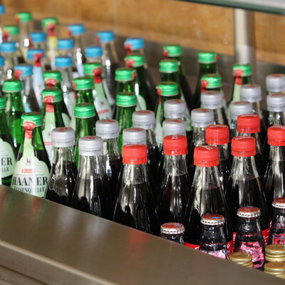 Bild vergrößern: Getränke stehen aufgereiht in einer Kühltheke.